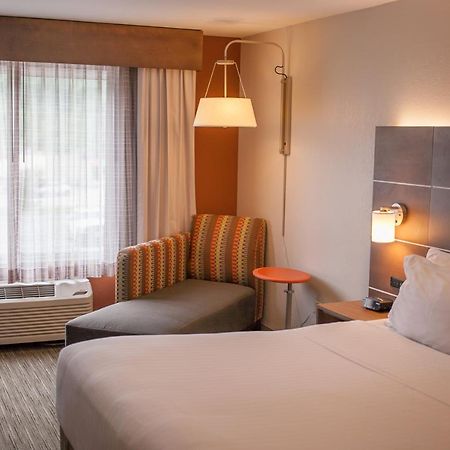 Holiday Inn Express & Suites Logan, An Ihg Hotel Bagian luar foto