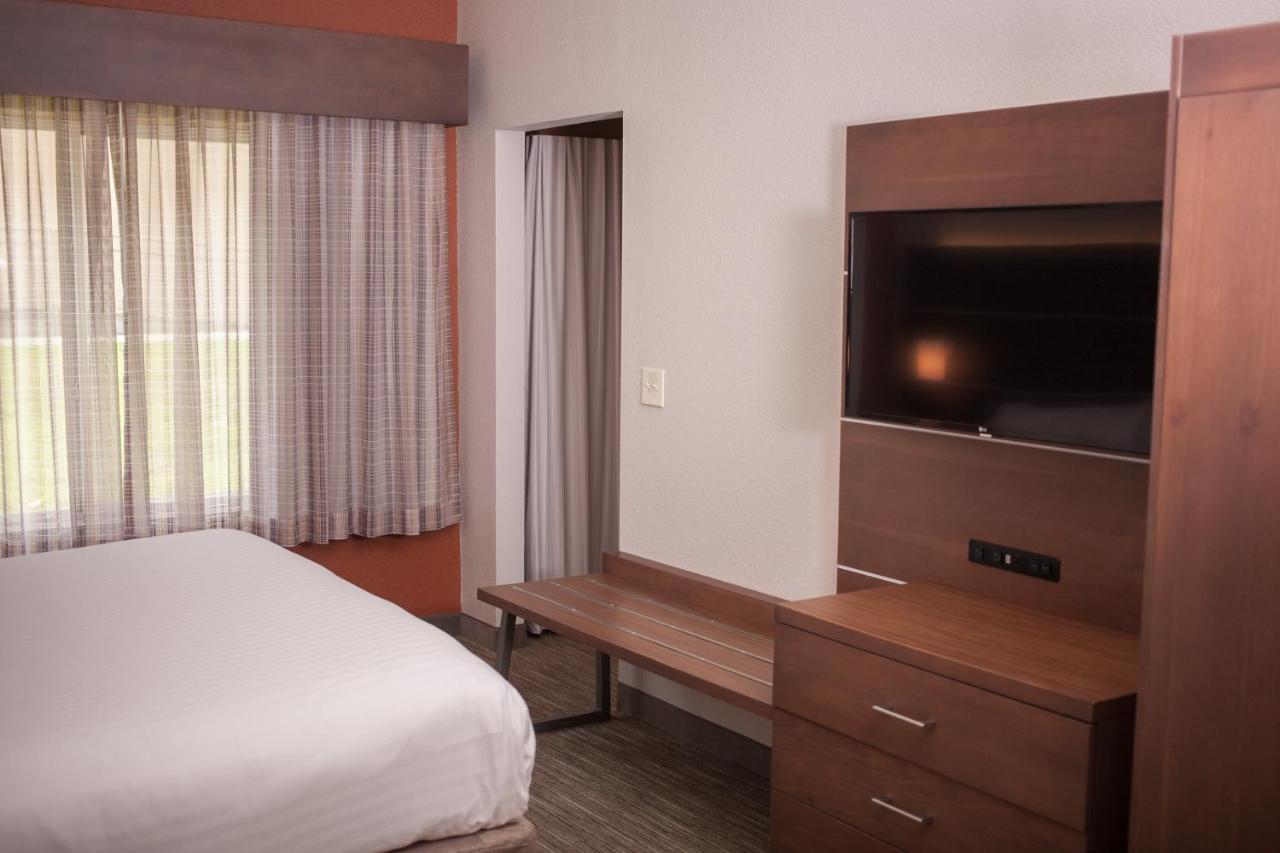 Holiday Inn Express & Suites Logan, An Ihg Hotel Bagian luar foto