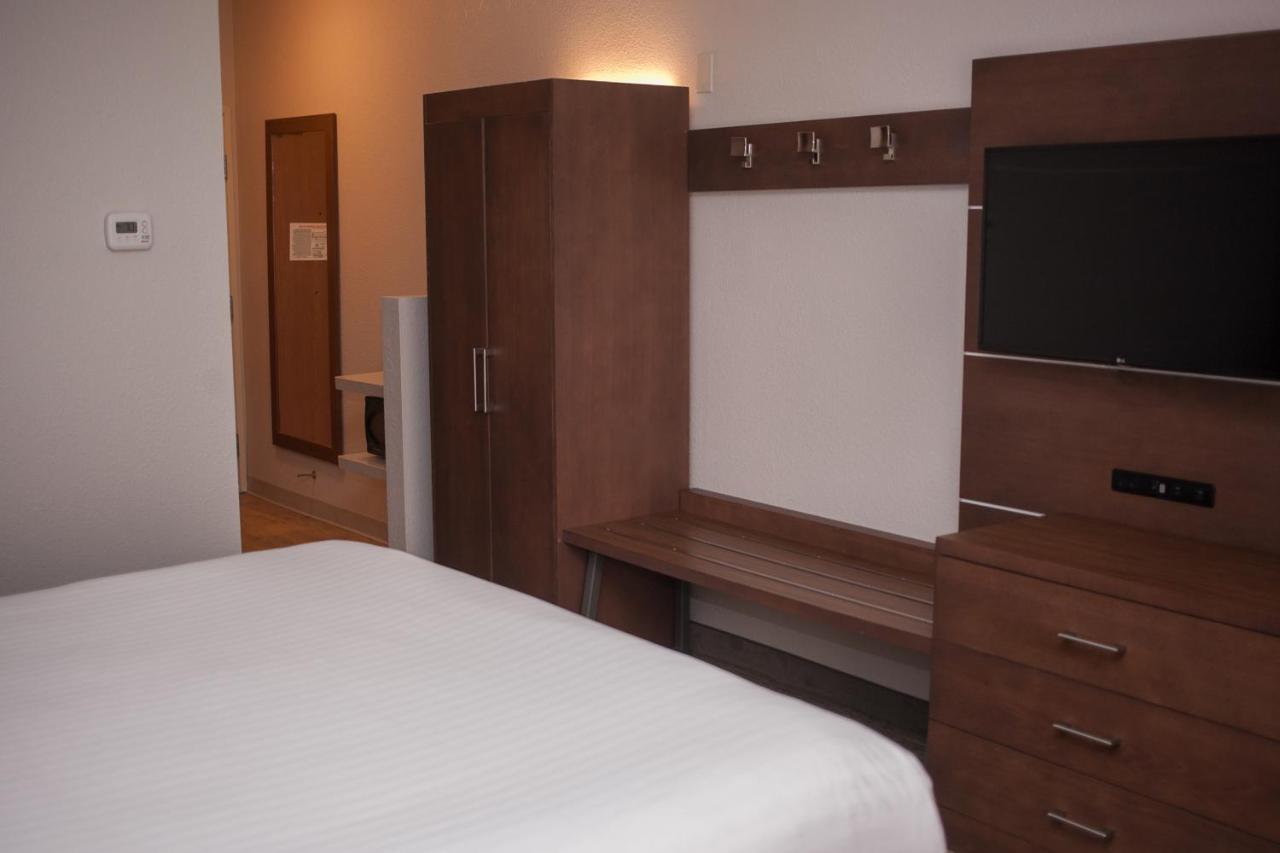 Holiday Inn Express & Suites Logan, An Ihg Hotel Bagian luar foto