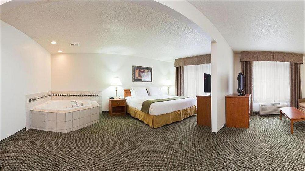 Holiday Inn Express & Suites Logan, An Ihg Hotel Bagian luar foto