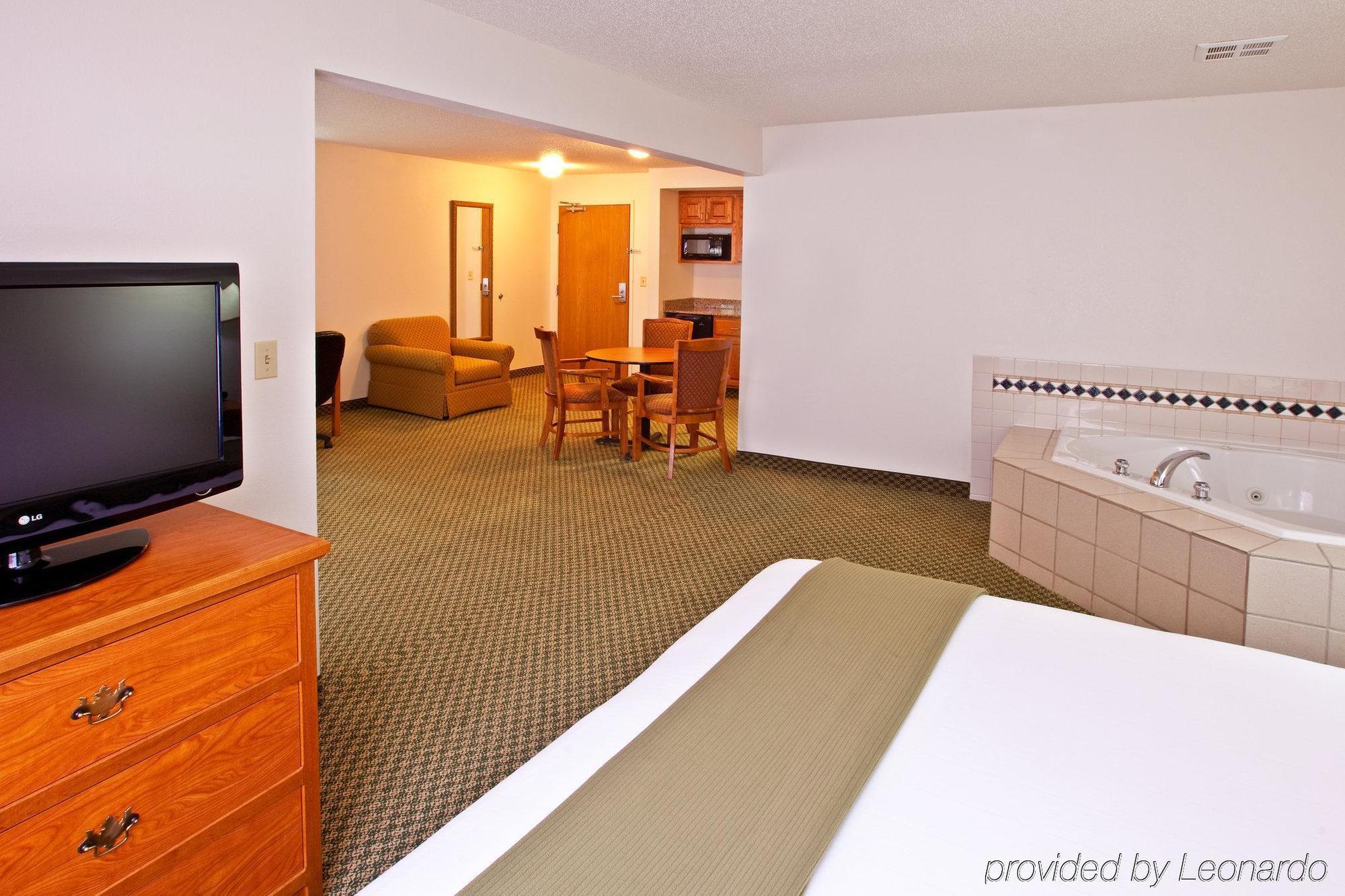 Holiday Inn Express & Suites Logan, An Ihg Hotel Ruang foto