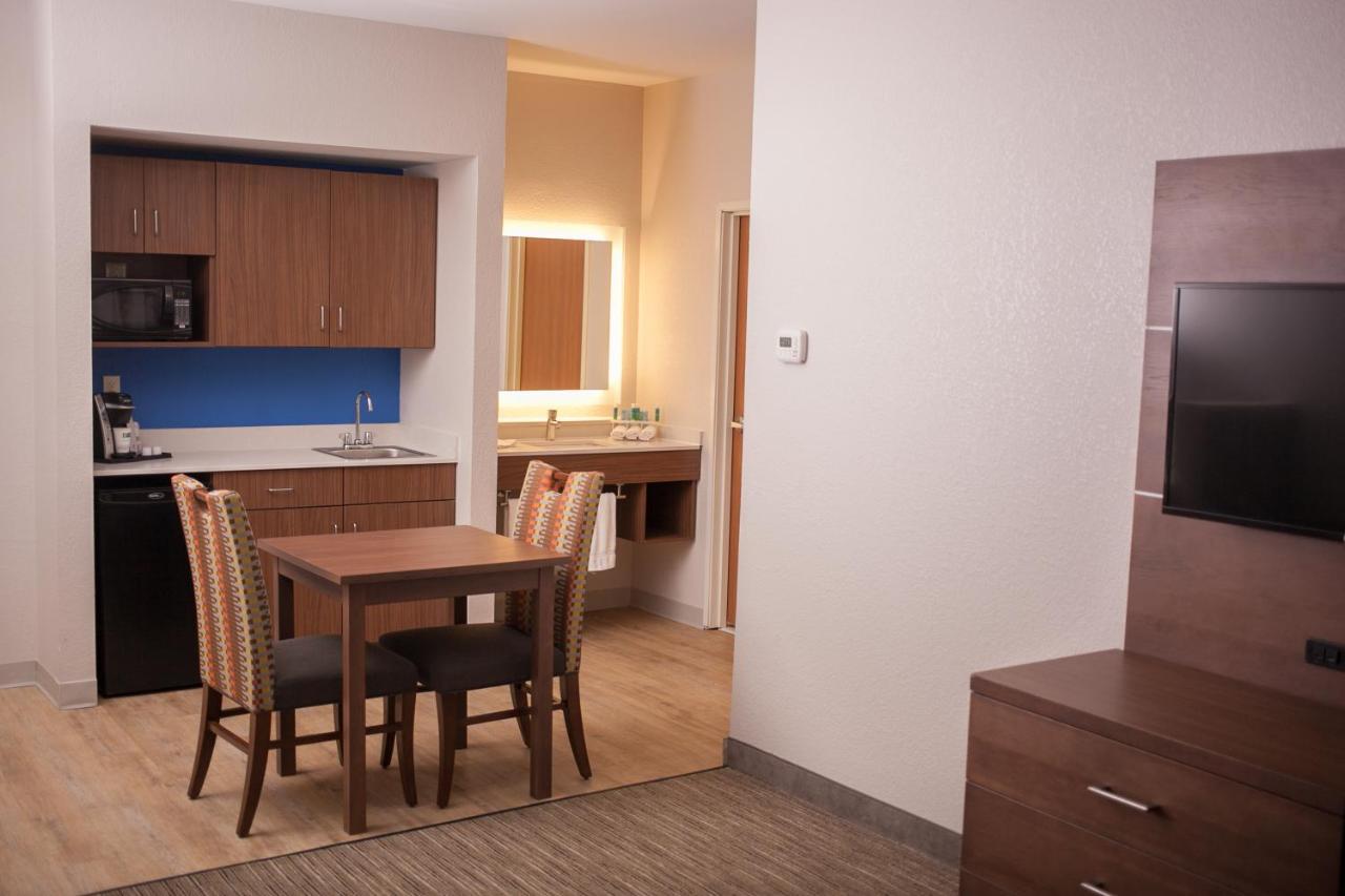 Holiday Inn Express & Suites Logan, An Ihg Hotel Bagian luar foto