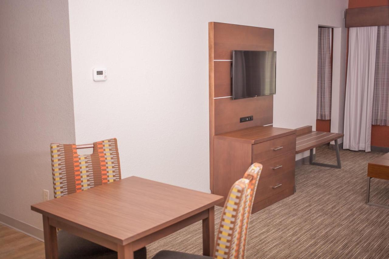 Holiday Inn Express & Suites Logan, An Ihg Hotel Bagian luar foto