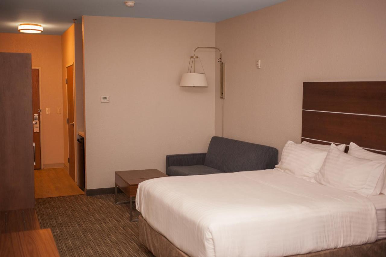 Holiday Inn Express & Suites Logan, An Ihg Hotel Bagian luar foto